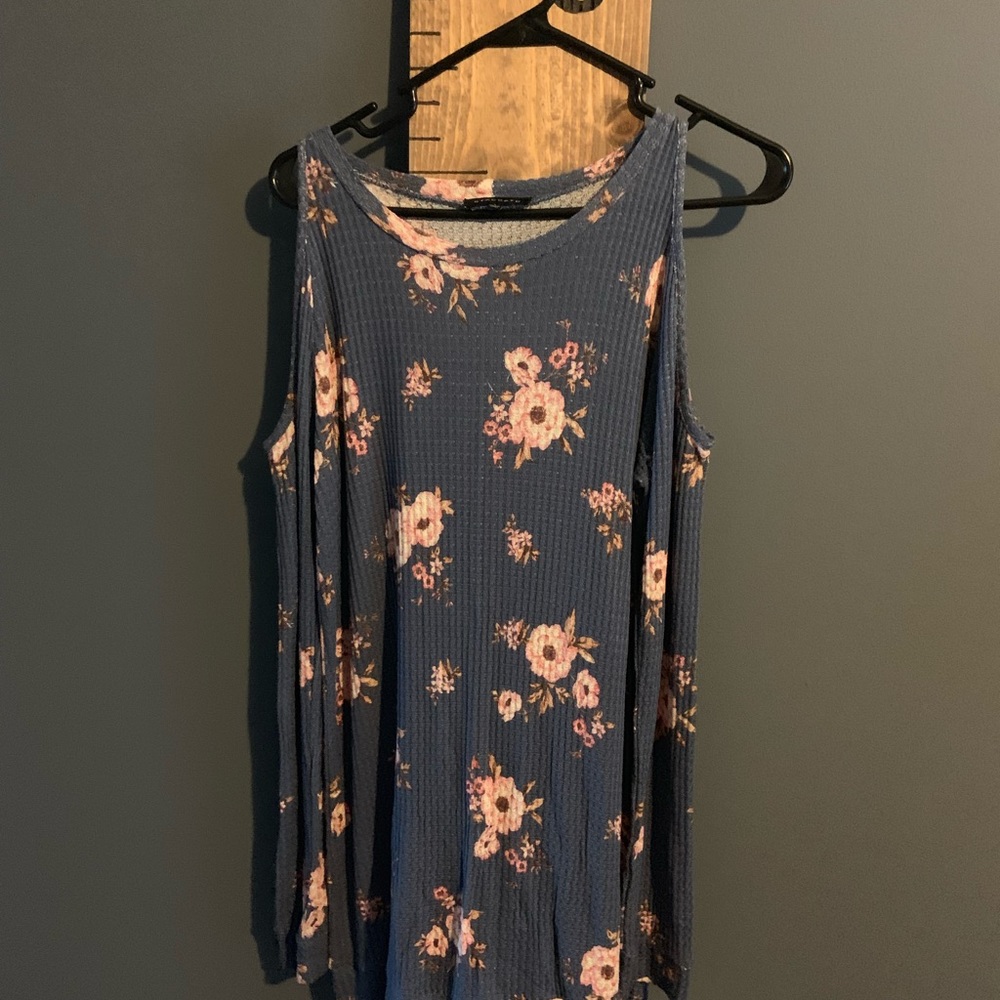 Cold shoulder Top - Picture 2 of 4